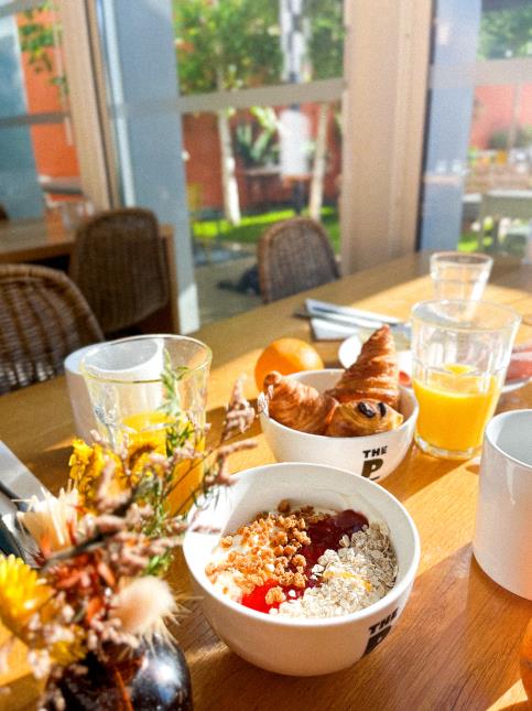 Chez The People Tours, un brunch et des repas street food et métissés qui attirent aussi une clientèle locale.
