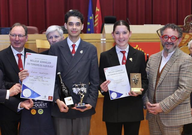 Nicolas Gonthier et Salomé Flinois entourés par Philippe Subira (à gauche) président régional des...