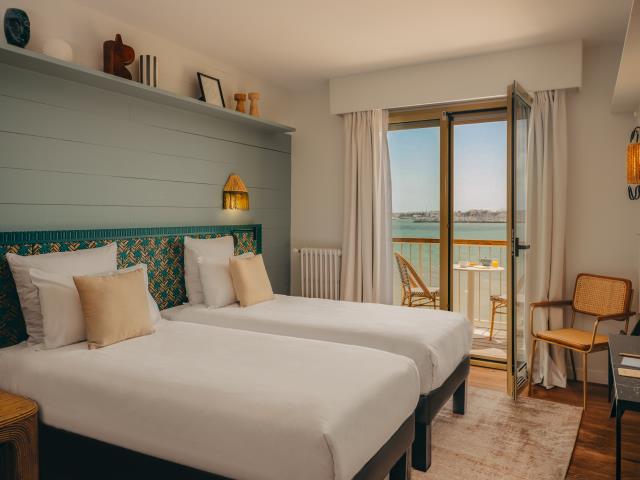 Une chambre de l'hôtel Les Brises, à La Rochelle. 