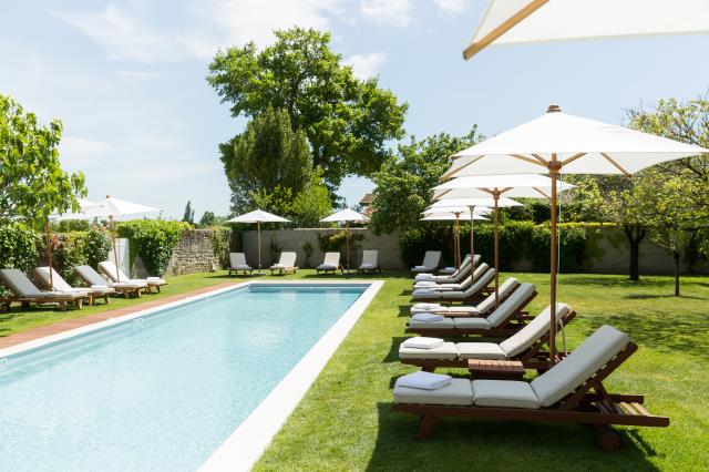 La piscine de 25 mètres du COMO Cordeillan-Bages, à Pauillac.