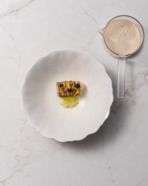 Langoustine en gravlax, haricots verts, gelée cassée de haricots verts, bisque liée, crème d’Isigny parfumée, caviar osciètre Rova