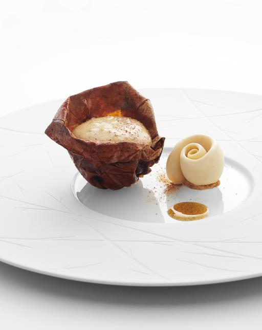 Le Vanille Tabac (vanille de Tahiti grillée, glacée, associée à une feuille de tabac caramélisée) a été l’un des desserts signatures de l’Oiseau Blanc, le restaurant gastronomique du Peninsula Paris.
