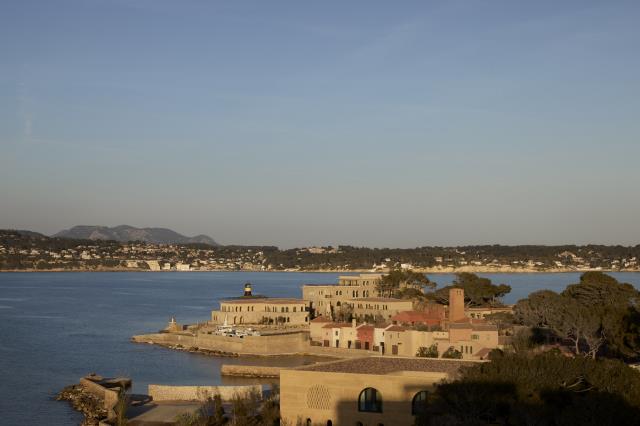 Vue sur la côte depuis le rooftop du Soukana, au Zannier Île de Bendor. 