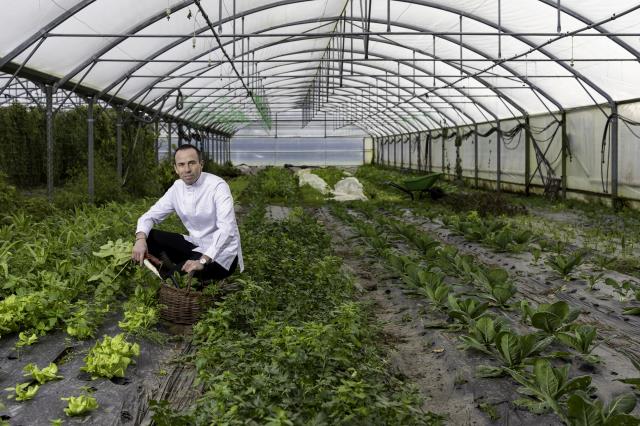 Christophe Hay dans son jardin.