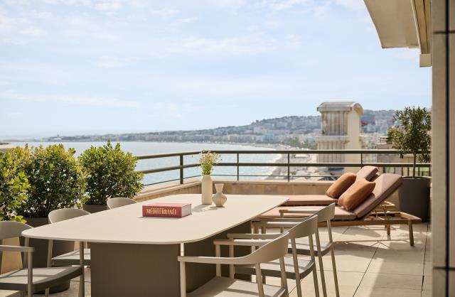Terrasse avec vue panoramique, depuis l'une des suites du Palais de la  Méditerranée.
