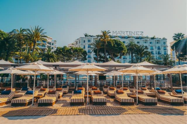 L'hôtel Martinez devient le premier palace de Cannes. 