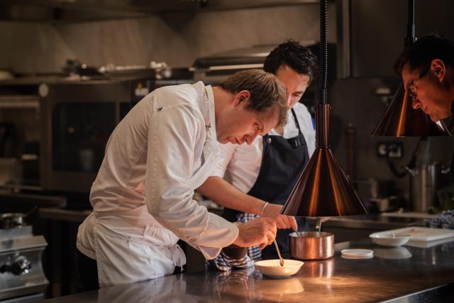 Baptiste Moura fonctionne en duo avec Lin Liu au service et à la somellerie au restaurant Holodeck du domaine Chambert