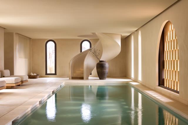 PIscine intérieure du centre de bien-être Resonance, au Zannier Île de Bendor. 