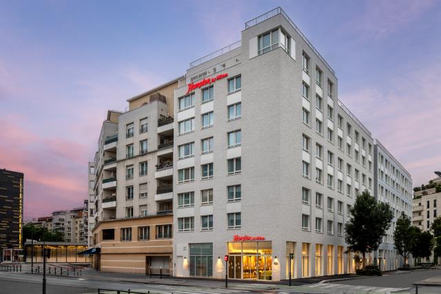 L'hôtel Hampton by Hilton Paris Saint-Ouen compte 137 chambres