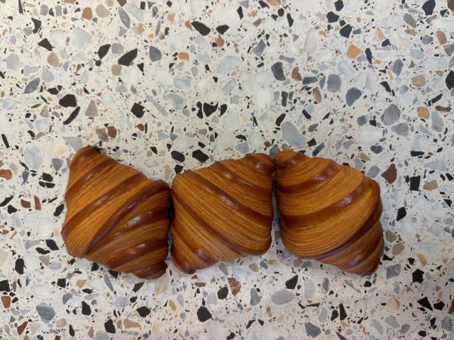 Chez Maison Léon, la pâte à croissant est confectionnée avec un levain de seigle de 66 ans.