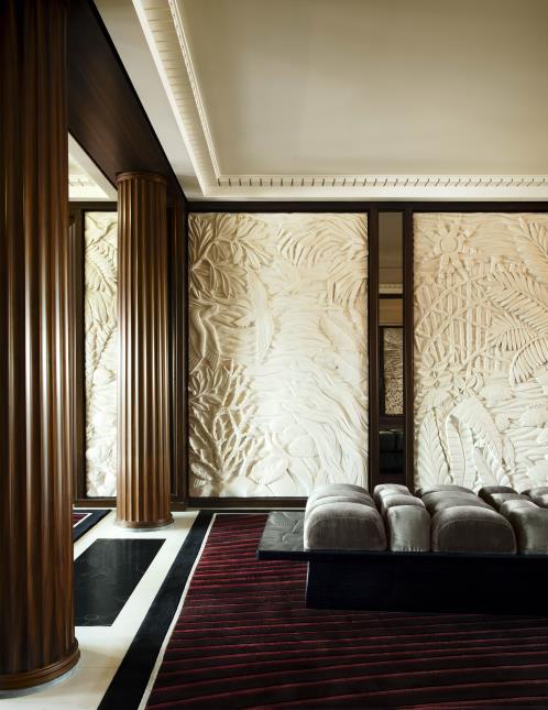 Murs sculptés dans l'esprit des trains Orient Express, à la réception du Corinthian