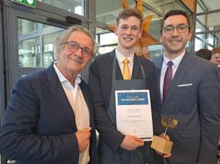 De gauche à droite : Olivier Roellinger (président du concours), Armand Yeme (2e place) et Anthony De Oliveira (enseignant).