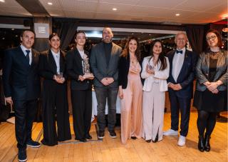 Le podium du 24e trophée CDRE, de gauche à droite : Jérôme Bourdais (président CDRE France), Lou Corda (3e), Solenn Denigot (lauréate), David Dortu, Chanael Lenoir, Christina Truong (finalise à la deuxième position), Freddy Zerbib et Maude Joubert.