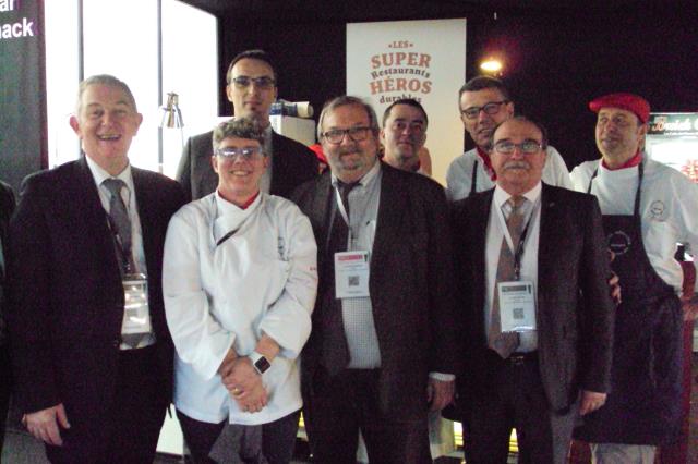 de gauche à droite : Alain Bernard, chef de travaux, Clothilde Chalopin, adjointe-chef de travaux, Stephan Guillot, proviseur-adjoint, Patrick Hamard, proviseur, Sébastien Chauveau, professeur de cuisine, Jean Baptiste Guilly, professeur de restaurant, Cl