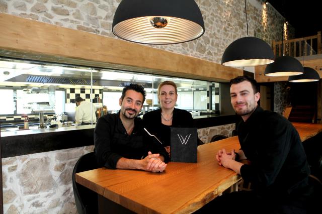 A la table d'hôtes, Edward Cristaudo, Hélène Georjon et Julien Degraeve, le chef pâtissier.