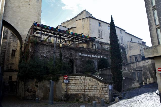 Etoilé depuis son ouverture, le restaurant Christian Etienne est accolé au Palais des Papes par le pilier d'une arche.