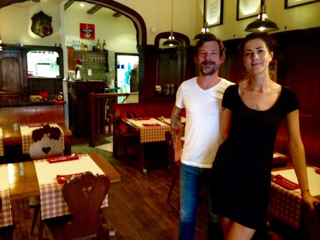 Stefan Baudic et Carole Denis n'ont presque rien changé à la décoration de la winstub, conservant les boiseries et les banquettes.