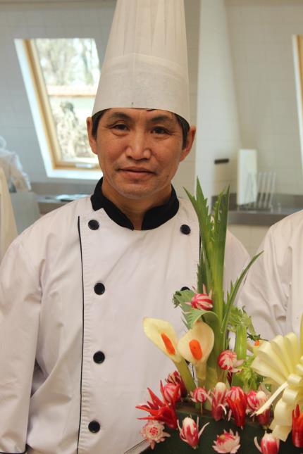 Gankhuyag Dorjsuren présente un travail de décoration à base de fleurs et légumes.