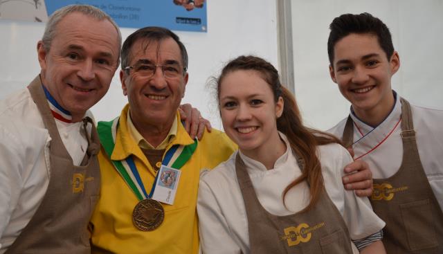 Présent dès la première édition, le Mof étoilé, Philippe Girardon, a concocté, avec Amélie et Thomas, ses enfants, une Saint-Jacques blanche, racines et truffe mélanosporum à la crème, jus de veau corsé. Ici, à l'issue de l'atelier avec l'organisateur, Cl