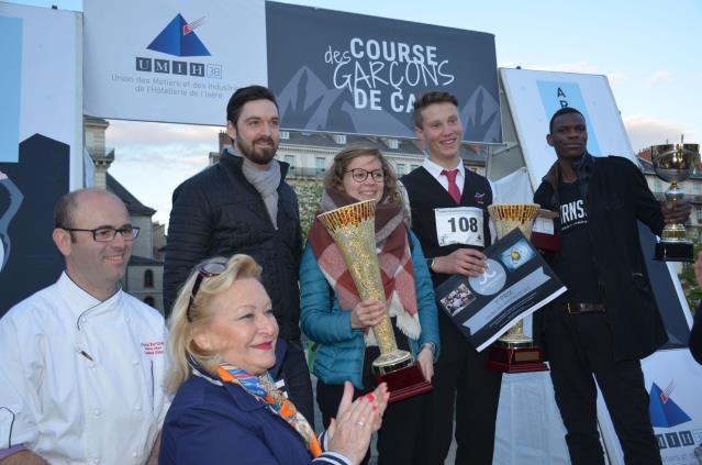 Les trois vainqueurs par catégorie (de gauche à droite) Laurine Maclet, Emilien Franciosi et Ayen Batcho, en présence (à gauche) de Laurent Gras et Daniele Chavant, les vice-présidents de l'Umih38
