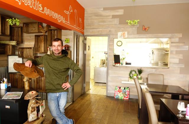 Sébastien Maisonnette dans le restaurant relooké. Le bar a été enlevé, et il y  a un coin pour des produits  naturels et ses conserves au vinaigre et au sel.