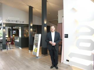 Godeffroy Gillis est fier d'avoir pu conserver l'enseigne originelle de Novotel, installée comme...