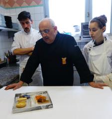 Devant un prototype de sa box du dimanche, Louis-Bernard Puech avec Antoine Servière et Audrey...