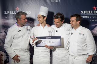 Le finaliste Shintaro Awa entouré des chefs Mathieu Viannay, Yannick Alléno et Alexandre Gauthier...