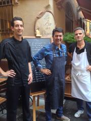 Armand Crespo (au centre) devant le Bar des Oiseaux