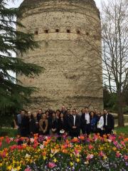 Le groupe international de séminaristes Louvre Hotels devant un des vestiges du périgueux...