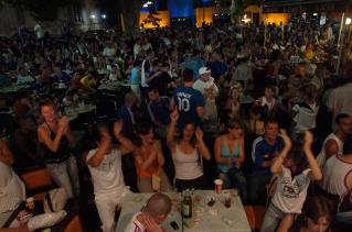 Plusieurs centaines de personnes ont suivi la finale de la Coupe du Monde sur la terrasse du...