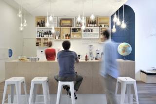 A Lyon, le Slow Living Hostel a su créer des espaces communs conviviaux et ouverts sur l'extérieur.