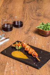 La nouvelle « Brochette de poulet & sauce curry » illustre la tendance tendance « foodies » et une...
