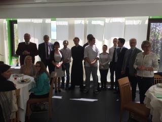 Le président, Richard Bartsch, Huguette Tortose, Philippe Chadelas avec les jeunes de la classe...