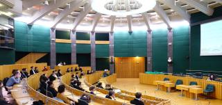 Dans la salle du conseil départemental. Il existe un partenariat entre le département et le lycée...