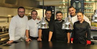 Mathieu Chartron (à gauche) avec l'équipe du restaurant Maison Gambert.