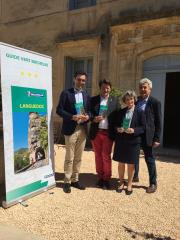 Remise des 2 étoiles à la famille Colbert par Philippe Orain (à gauche), directeur du guide vert...