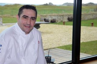 Le Chef étoilé Julien Marseault dans la salle du restaurant avec vue sur la presqu'île Saint...