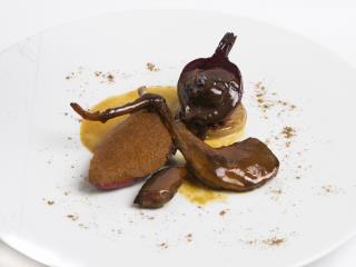 Pigeon des costieres roti/laque/navet/betterave une sauce salmis relevée d'un trait de vinaigre de...