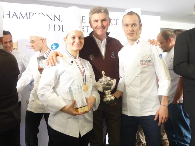 Patrick Leseux entouré des deux lauréats du Championnat de France de pâtisserie 2013, dont son élève, Anne-Sophie Bercet.