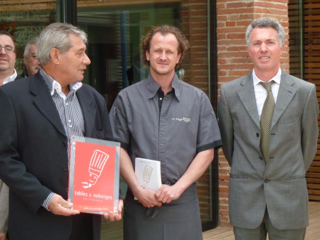 Franck Renimel, chef propriétaire du restaurant En Marge (au centre) entouré de Jean Lanau et Serge Villaume, président et secrétaire général de Tables & Auberges de France