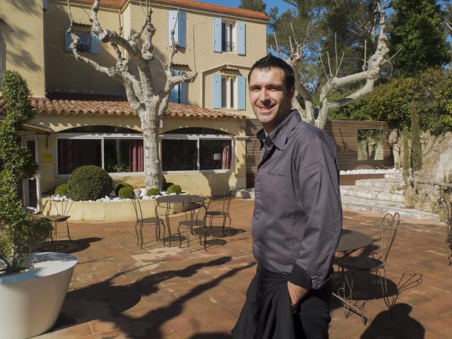 Nicolas Brousse devant la Bastide de Cabriès