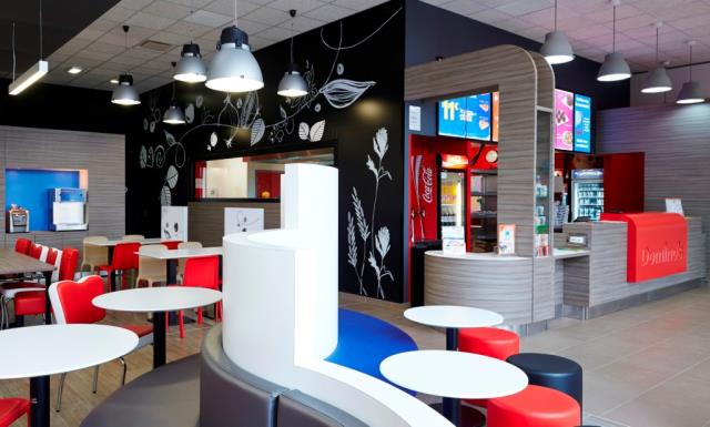 L'intérieur des magasins Domino's Pizza dispose d'un comptoir pour la vente à emporter (coeur de métier de l'enseigne avec la livraison à domicile), et - parfois - d'un espace pour la restauration assise.