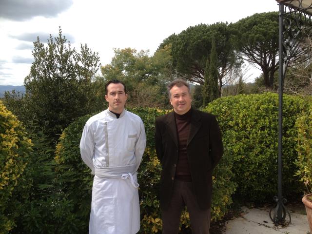 Julien Querard, nouveau chef de la Table du Mas, et Olivier Valentin, directeur, travaillent ensemble à la montée en gamme de l'établissement