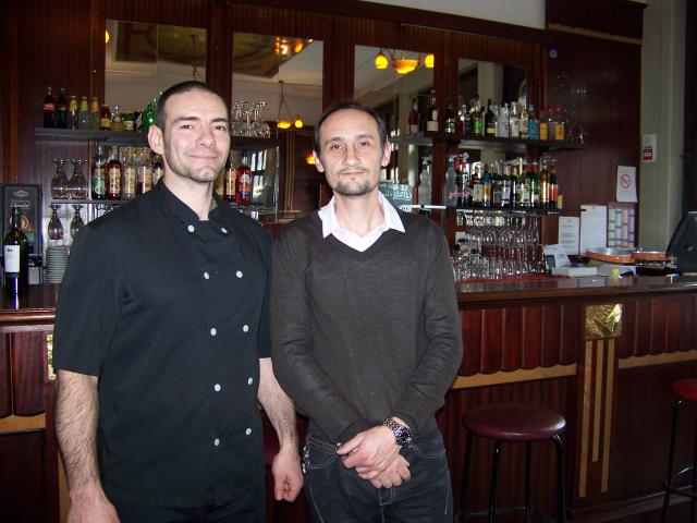 Le chef Stéphane Clerc (à gauche) et Joël Jardinet qui s'occupe de la salle, et de la gestion.