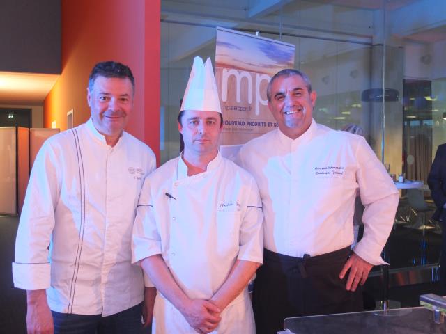 Guillaume Sourrieu (L'épuisette) et Dominique Frérard (Les Trois Forts) font confiance à Frédéric Guéry pour la mise en place de leurs recettes.