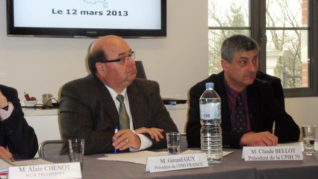 Le président national Gérard Guy et le président départemental, Claude Bellot, attentifs aux questions des adhérents