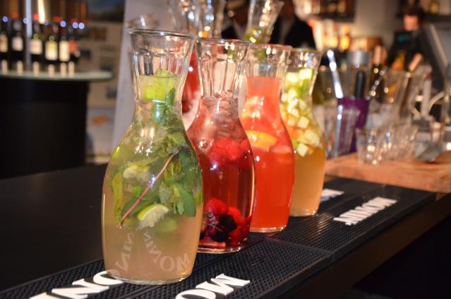 Des sangrias 'maison' aux couleurs estivales et conviviales à souhait.