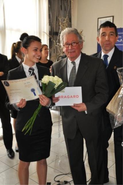 La lauréate Alexia Becos, entourée de Daniel Galy, président de la CCI de Béziers, et du président de la coupe Georges Baptiste Franck Languille.