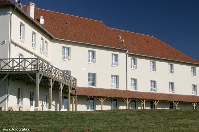 L'hôtel restaurant, l'un des plus anciens de la ville, possède trois cheminées et deux cocottes.